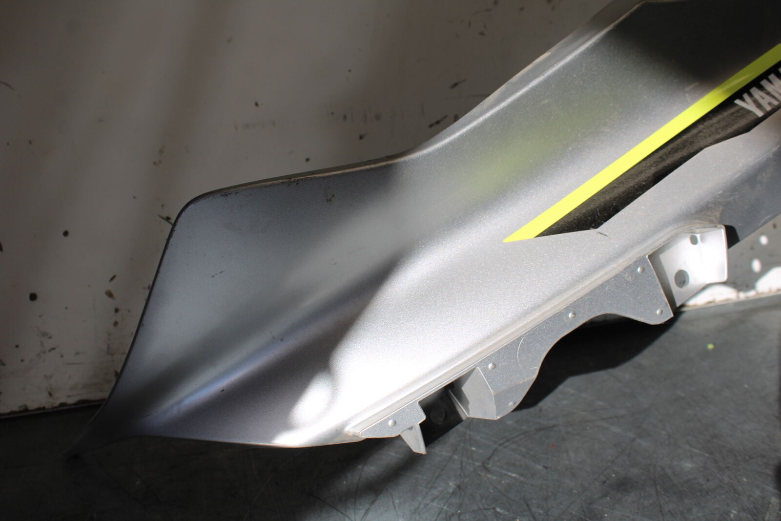 17-20 YAMAHA YZF R6 LEFT MID UPPER SIDE FAIRING COWL PLASTIC BB257