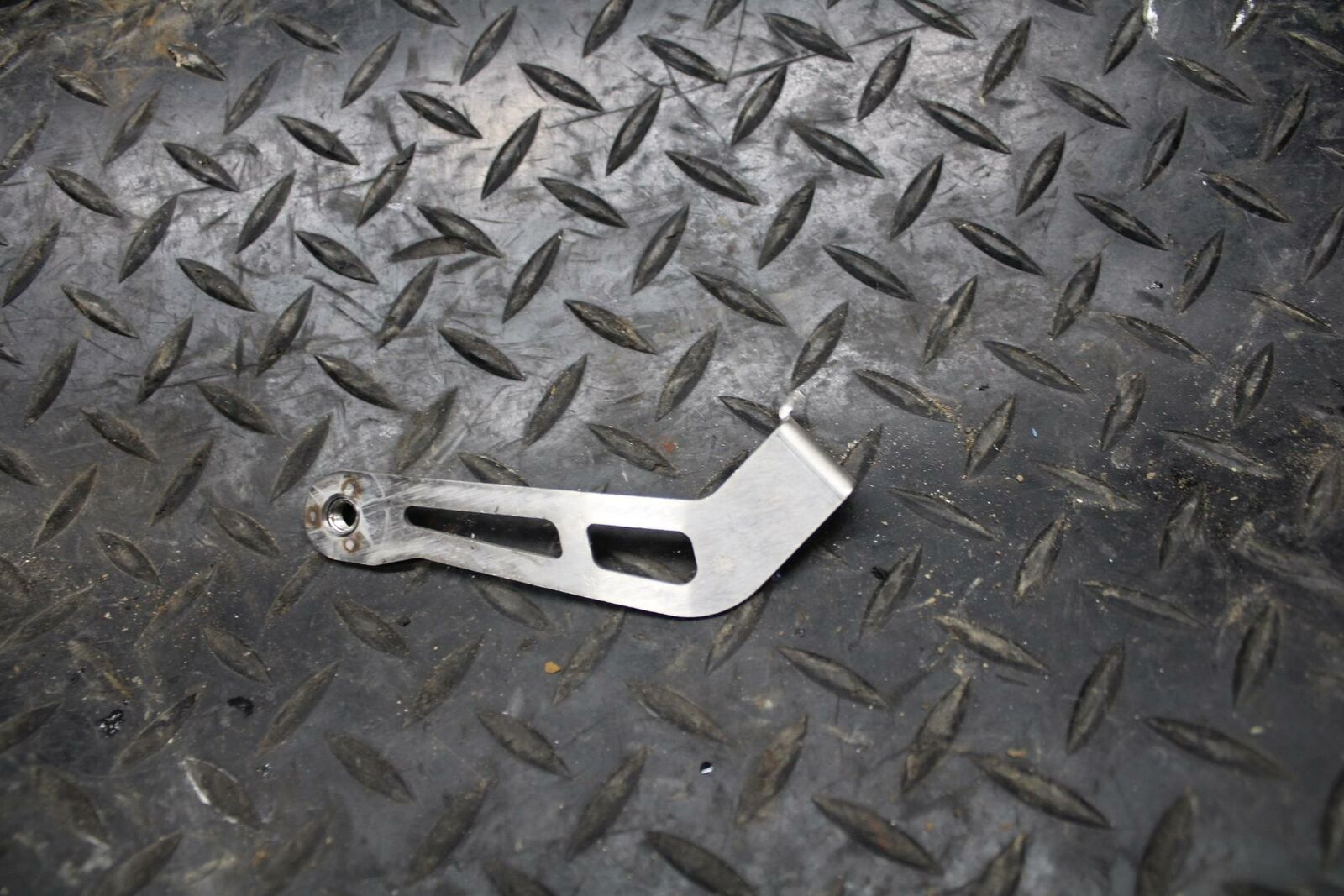 13 SUZUKI GSXR750 ENGINE RADIATOR MOTOR COOLER COOLING RADIATER BRACKET BB217