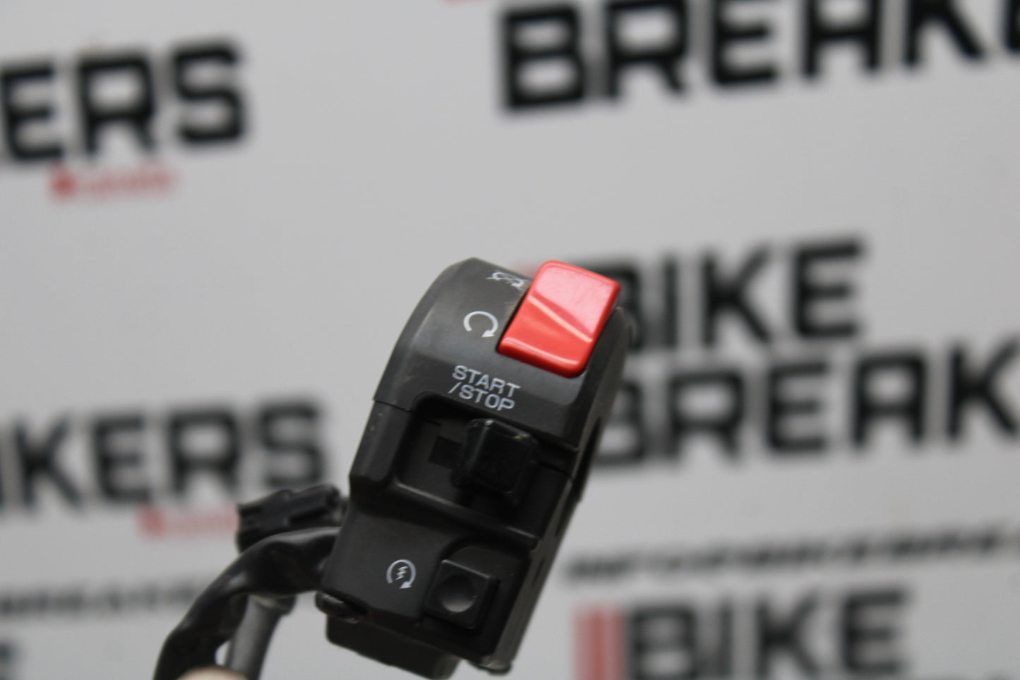 04-05 KAWASAKI NINJA ZX10R RIGHT CLIP ON HANDLE KILL OFF START SWITCHES BB163