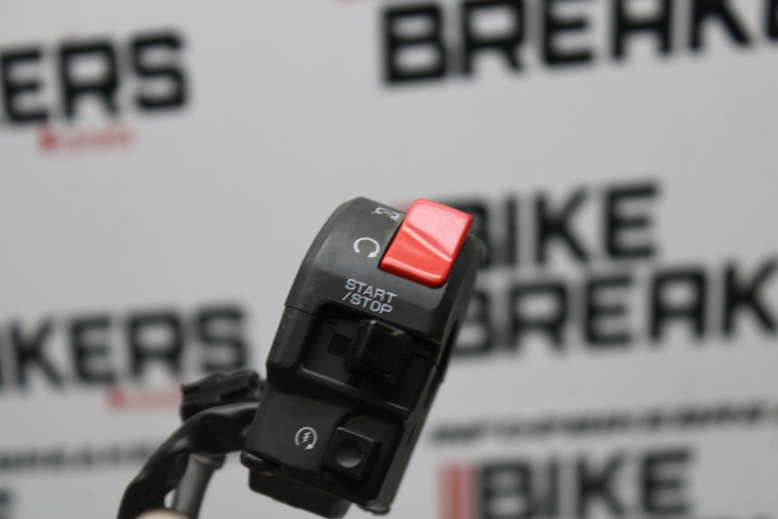 04-05 KAWASAKI NINJA ZX10R RIGHT CLIP ON HANDLE KILL OFF START SWITCHES BB163