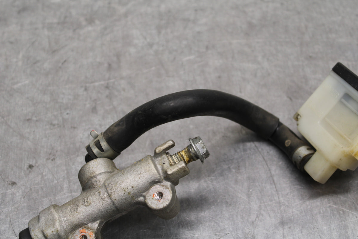 06-07 SUZUKI GSXR750 REAR BACK BRAKE MASTER CYLINDER W RESERVOIR BB132