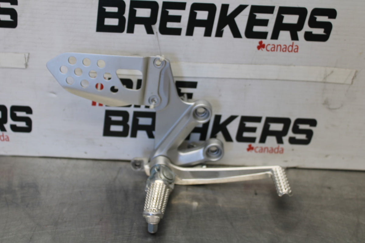 05 SUZUKI GSXR600 RIGHT REARSET REAR SET DRIVER FOOT PEG REST STOP BB329