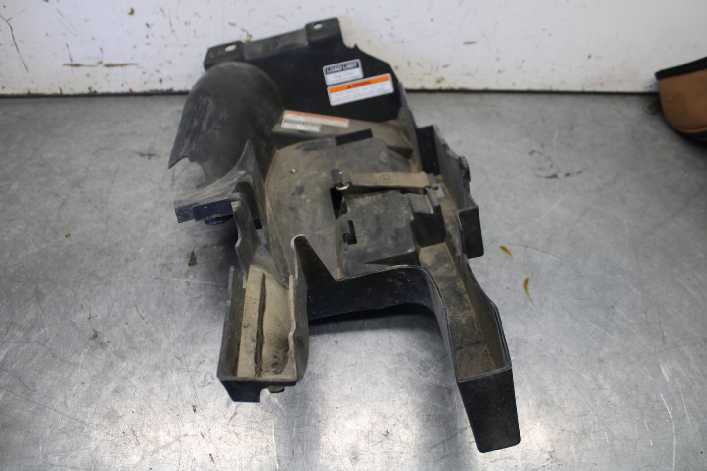 07-09 YAMAHA FZ6 REAR BACK TAIL UNDERTAIL BATTERY TRAY PLASTIC BB713