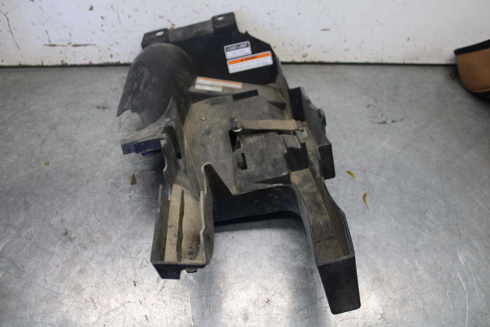 07-09 YAMAHA FZ6 REAR BACK TAIL UNDERTAIL BATTERY TRAY PLASTIC BB713