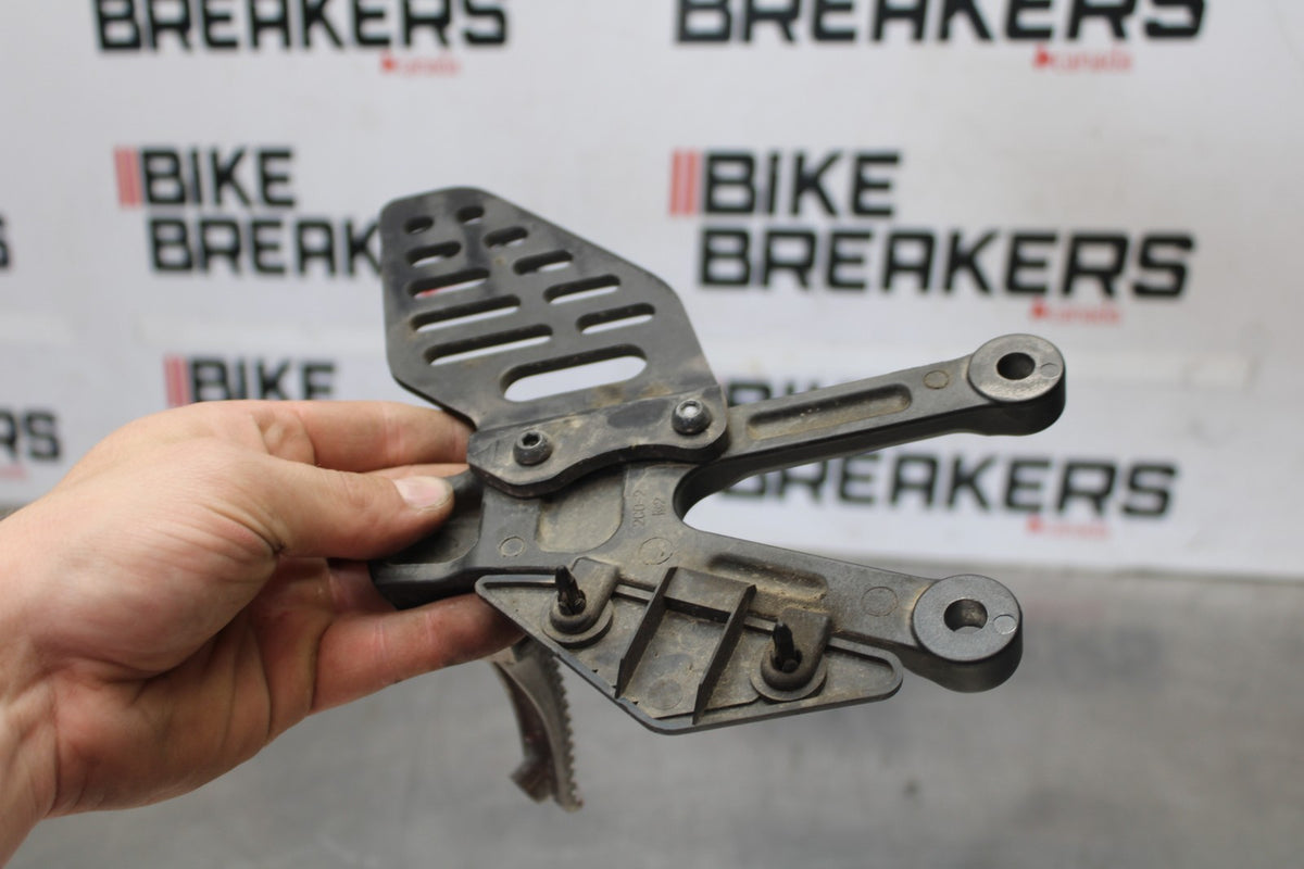17 YAMAHA YZF R6 LEFT REARSET REAR SET DRIVER FOOT PEG REST STOP BB922