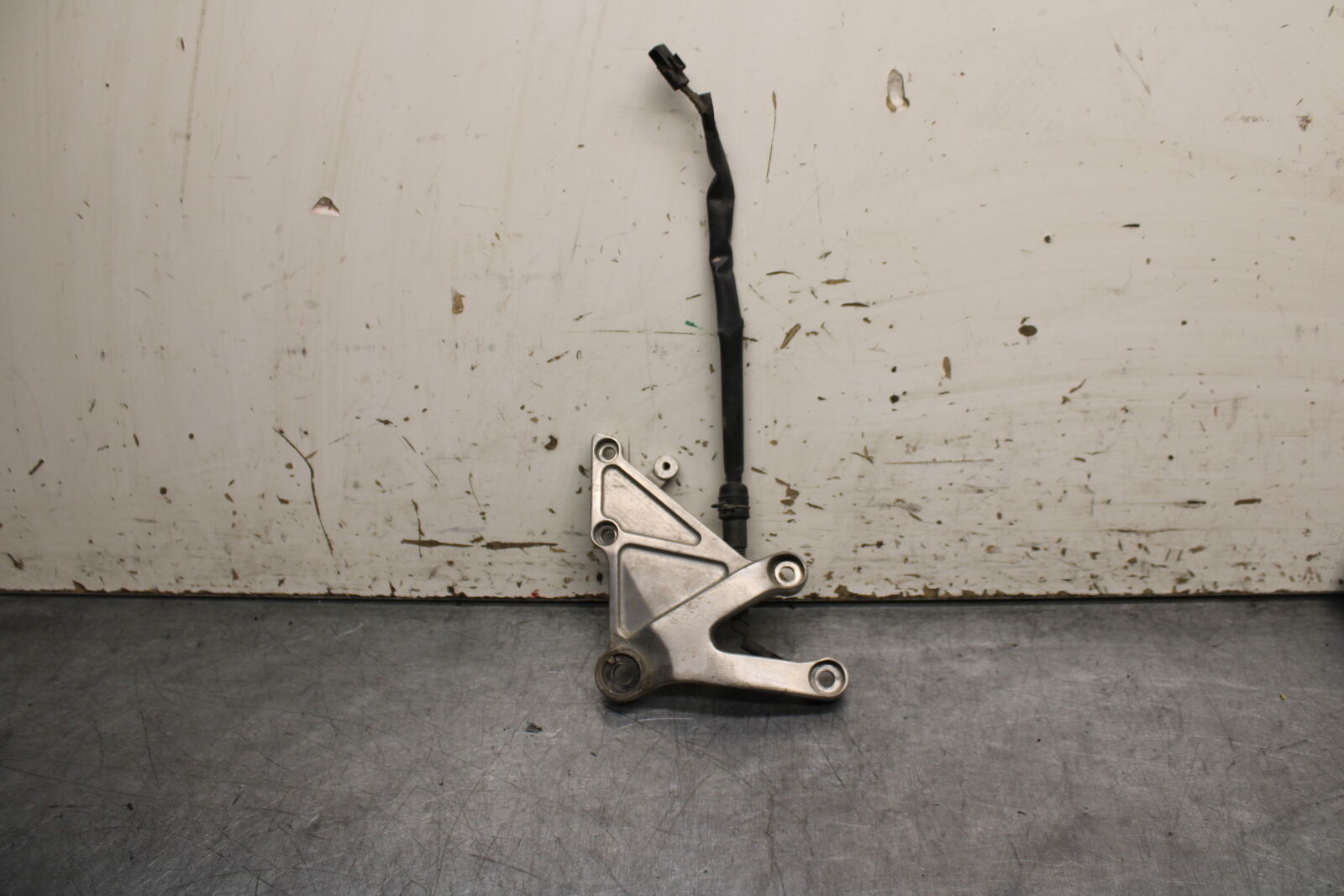 05-06 HONDA CBR600RR RIGHT REARSET REAR SET DRIVER FOOT PEG BRACKET MOUNT BB739