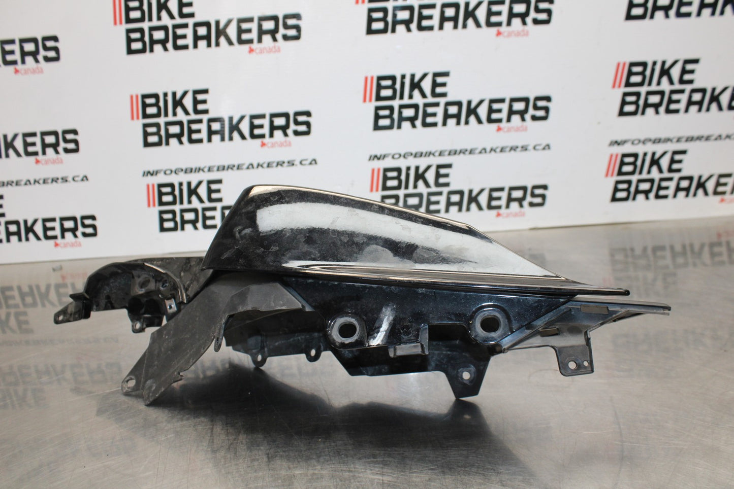 22-25 YAMAHA YZF R7 RIGHT REAR BACK TAIL FAIRING COWL SHROUD BB176