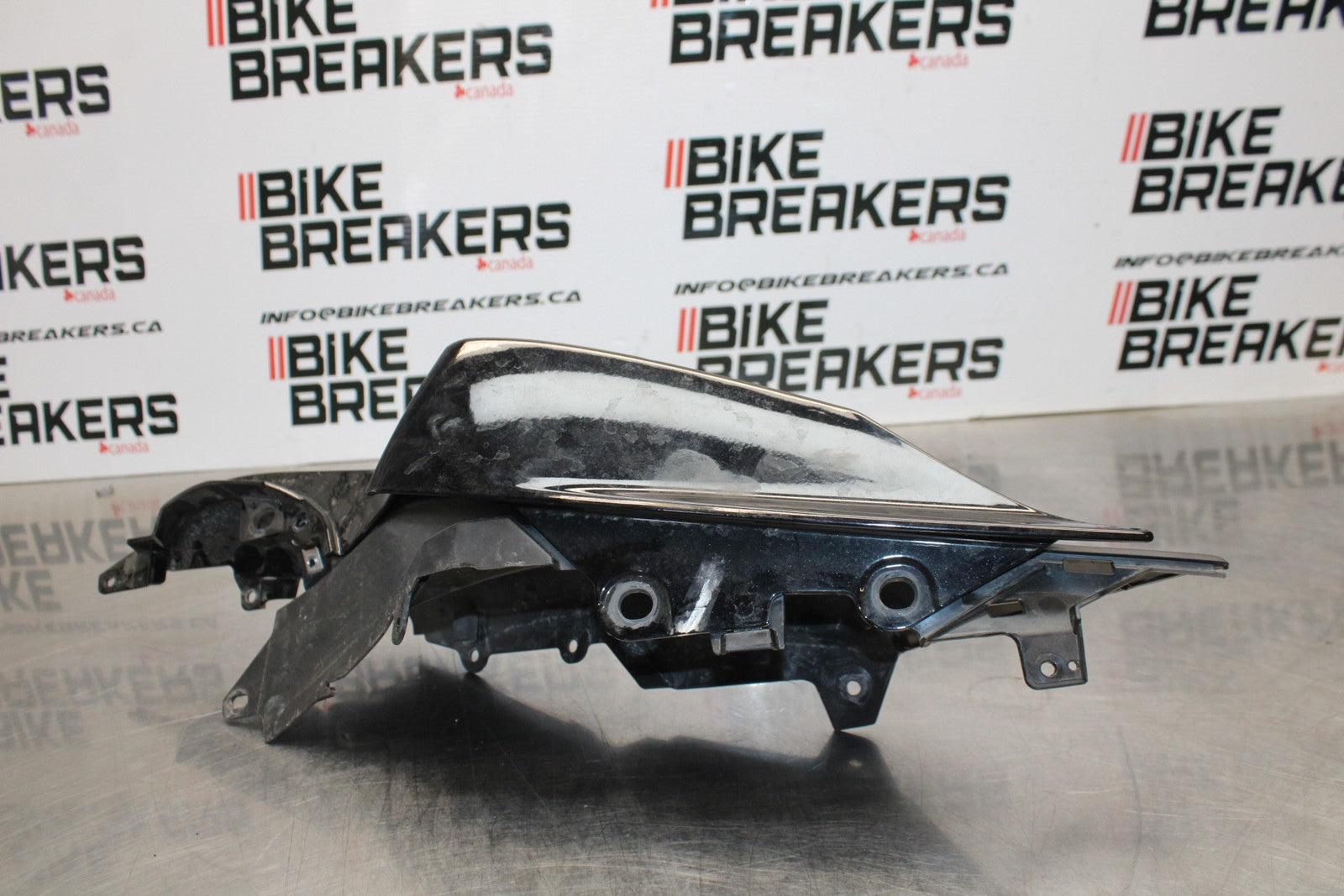 22-25 YAMAHA YZF R7 RIGHT REAR BACK TAIL FAIRING COWL SHROUD BB176