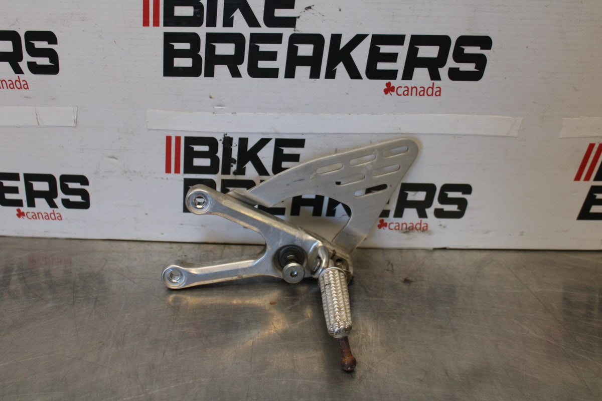 03-04 YAMAHA YZF R6 LEFT REARSET REAR SET DRIVER FOOT PEG REST STOP BB890