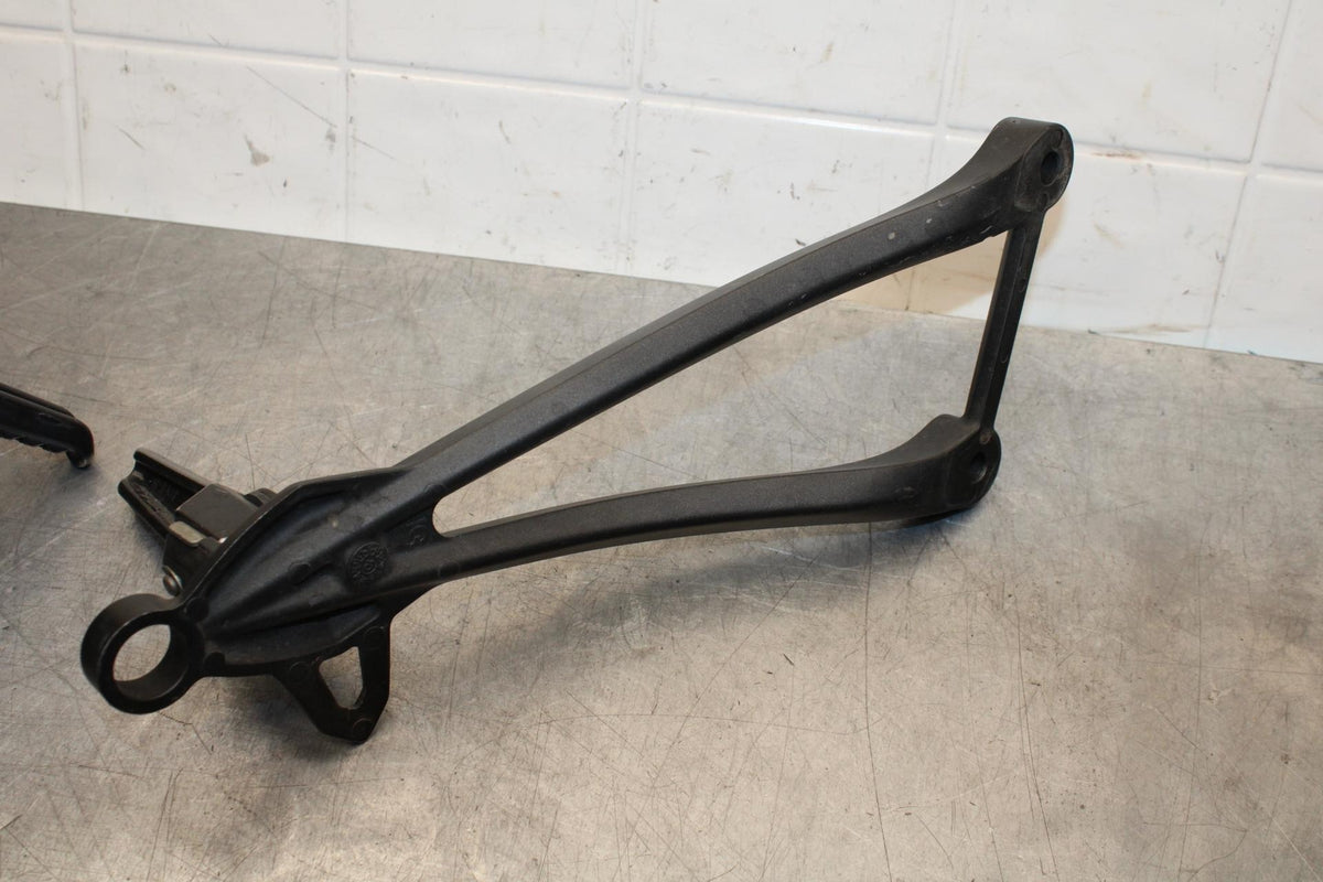 2011 Kawasaki Ninja ZX6R ZX600R RIGHT LEFT PASSENGER FOOT PEGS   BB587