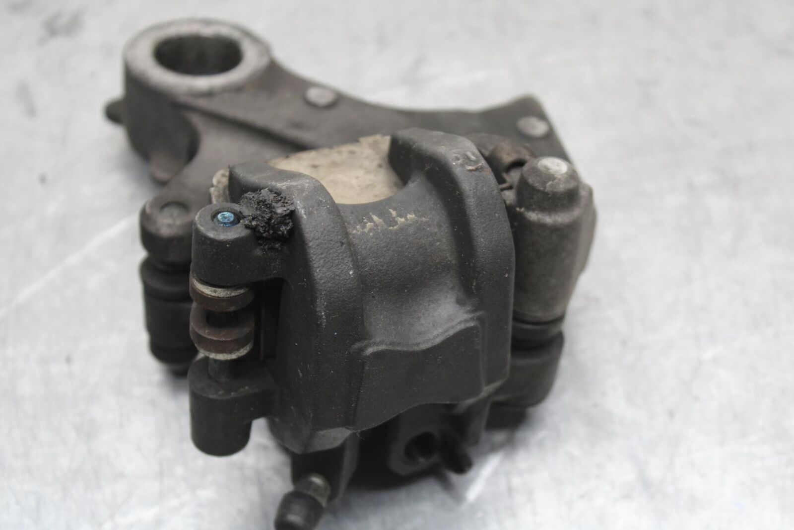 11-24 SUZUKI GSXR  600 750 REAR BACK BRAKE CALIPER W MOUNT BRACKET BB630