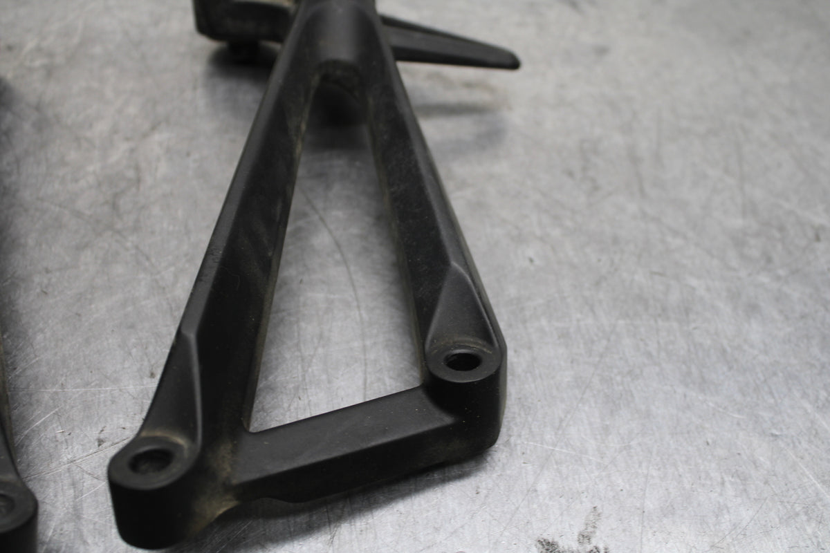 19-21 YAMAHA YZF R3 REAR BACK PASSENGER PEG SET PAIR BB121