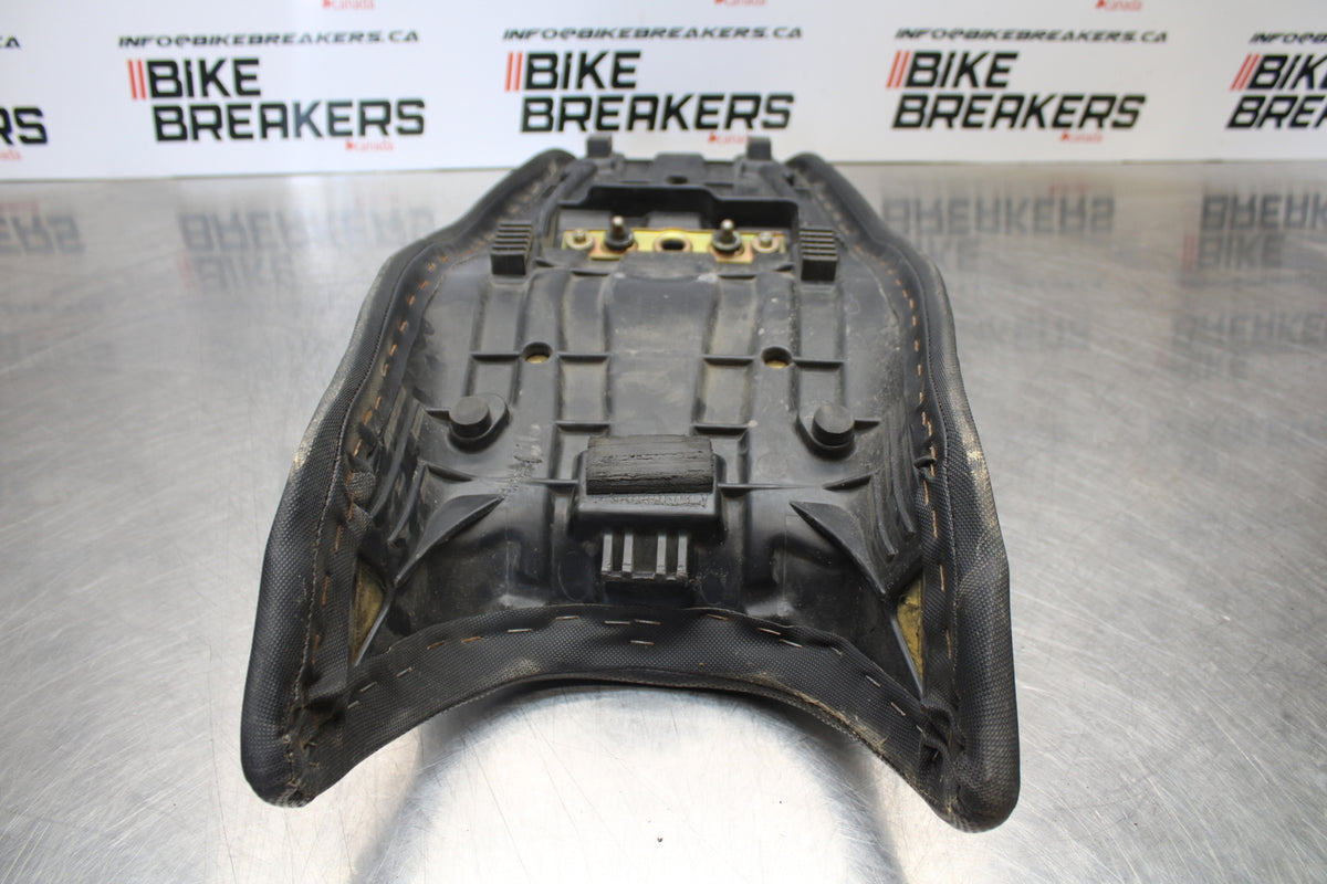 04-09 SUZUKI GS500F FRONT REAR SEAT SADDLE BB165