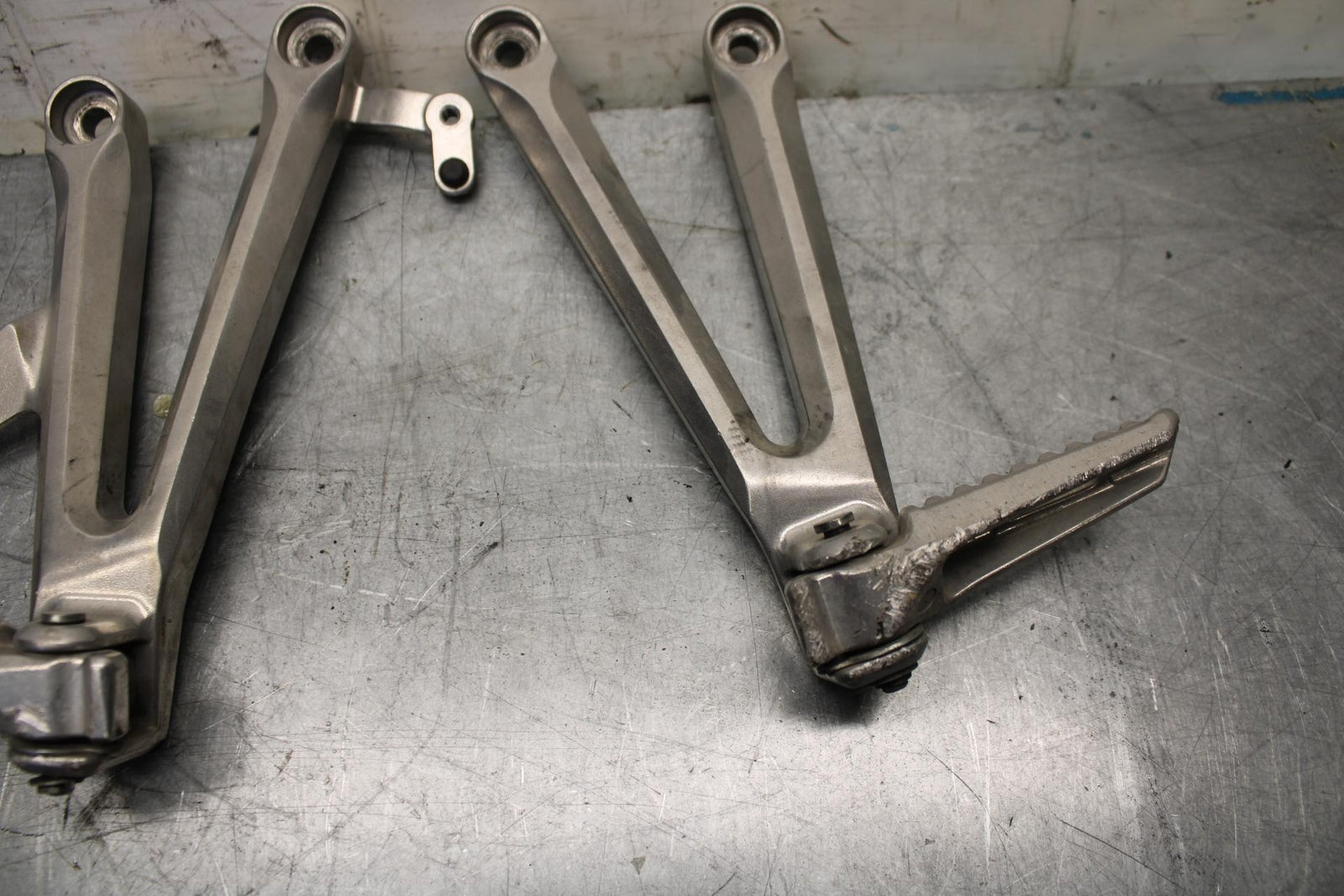 06-07 HONDA CBR1000RR REAR BACK PASSENGER PEG SET PAIR BB464