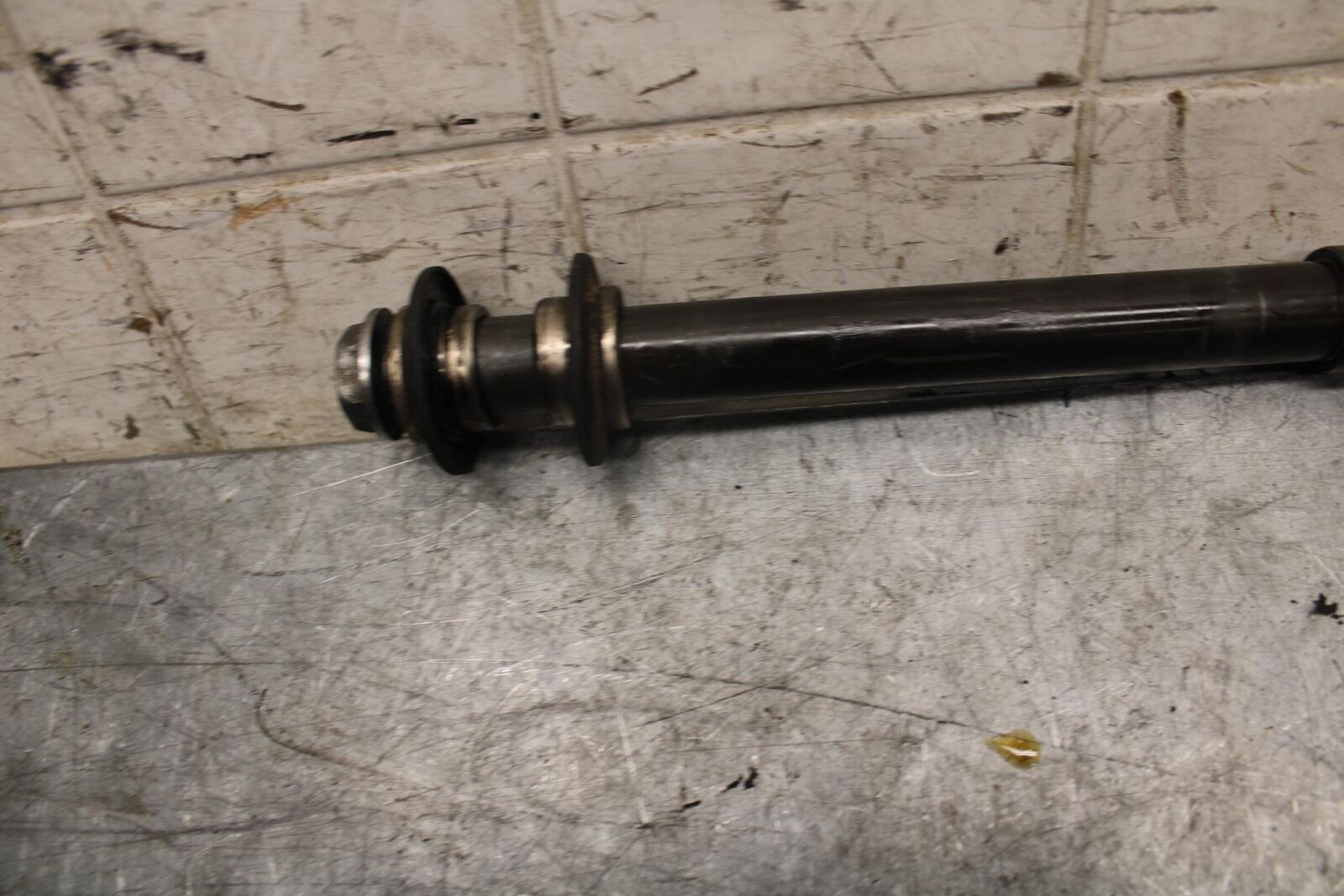 2003 Yamaha YZF R6 FRONT WHEEL RIM AXLE PIVOT BOLT 5SL-25181-00-00 BB539