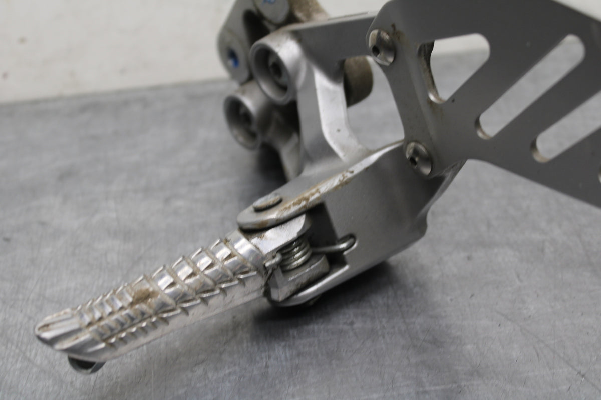 09 SUZUKI GSXR600 LEFT REARSET REAR SET DRIVER FOOT PEG REST STOP BB759