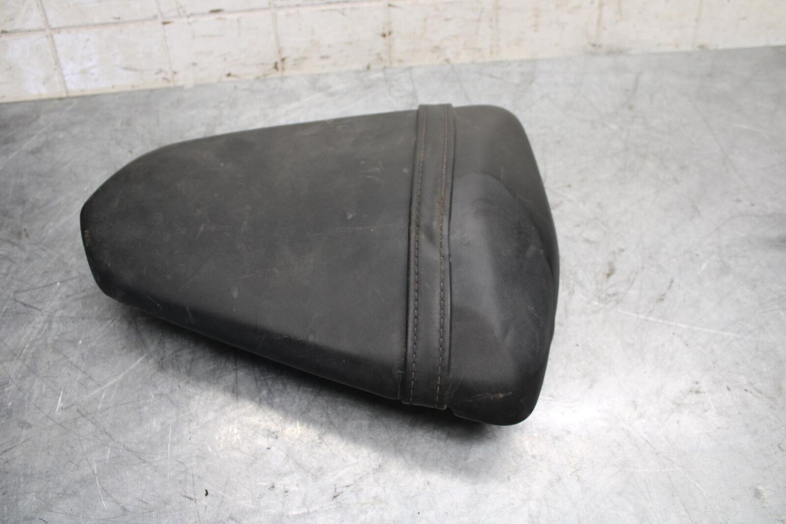 2015 Yamaha YZF R3 REAR BACK PASSENGER TANDEM SEAT PAD SADDLE PILLION BB526