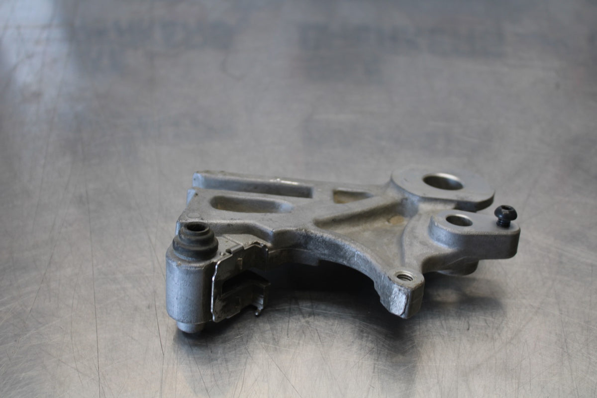 22-25 YAMAHA YZF R7 REAR BRAKE CALIPER HANGER BACK MOUNTING BRACKET BB176
