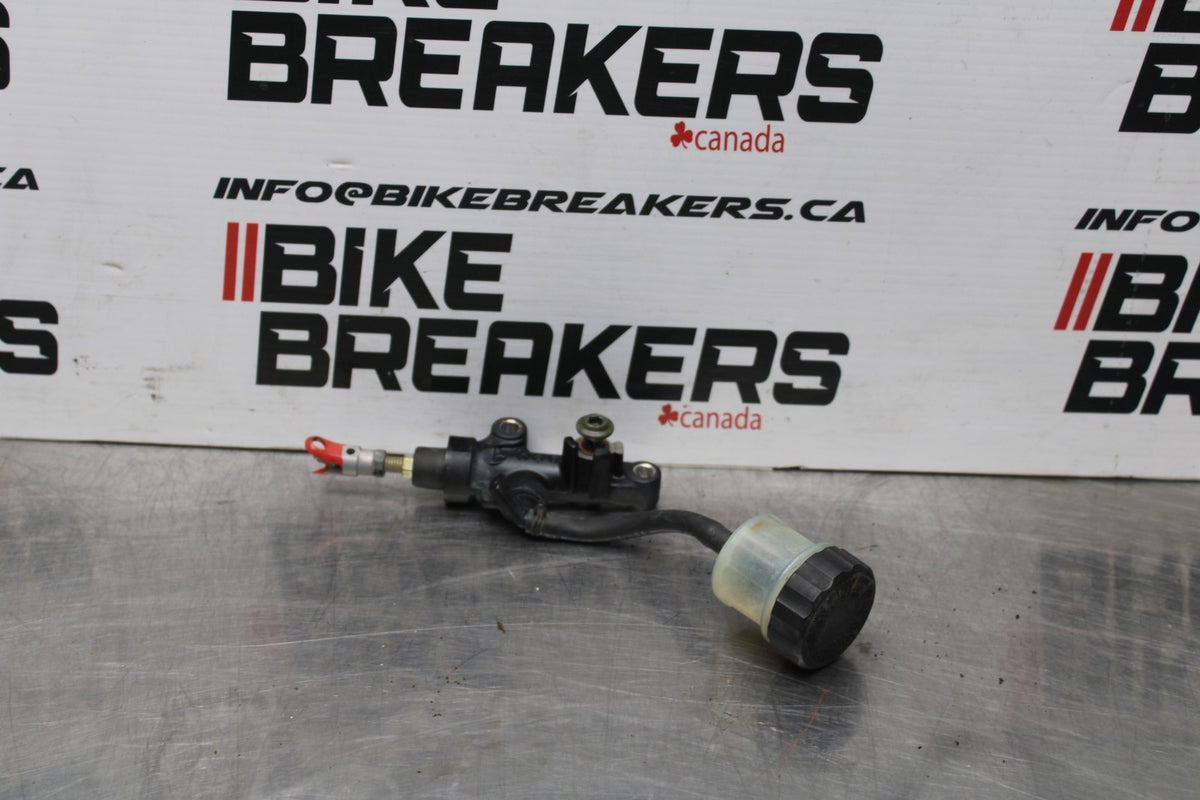 05 YAMAHA YZF R6 REAR BACK BRAKE MASTER CYLINDER W RESERVOIR BB858