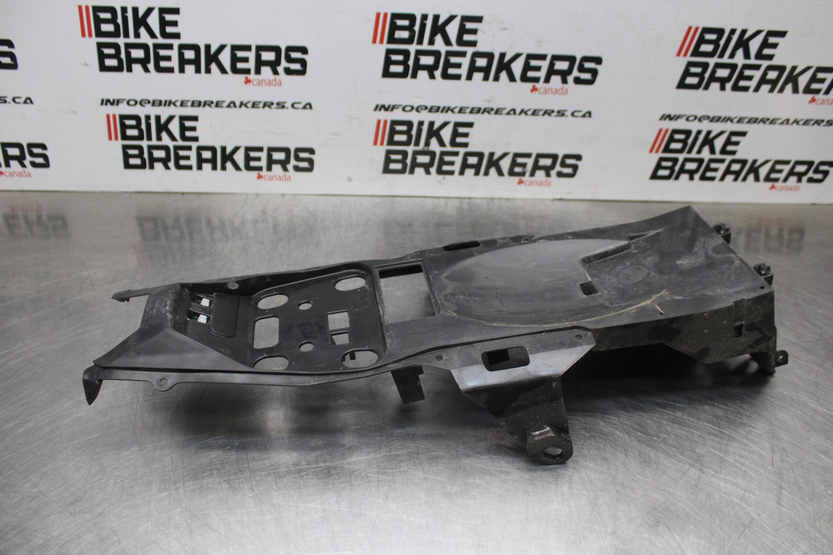 23 YAMAHA YZF R3 REAR BACK TAIL UNDERTAIL BATTERY TRAY PLASTIC BB806