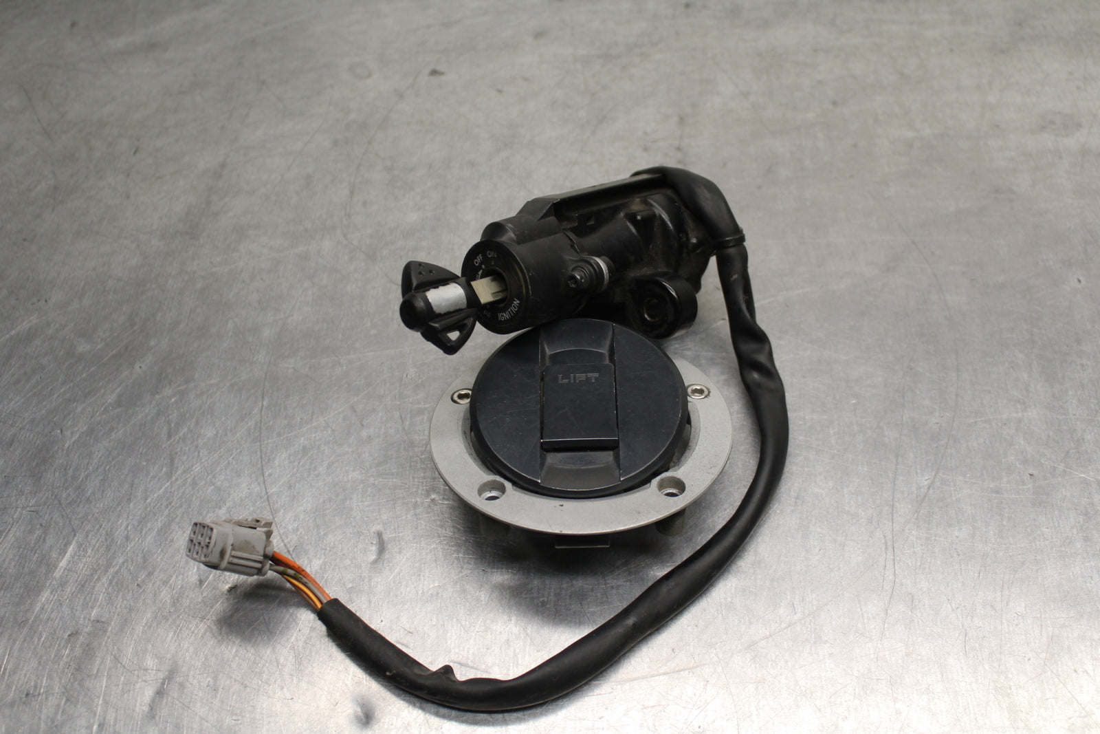 09 SUZUKI GSXR600 IGNITION LOCK KEY SET W/ GAS CAP BB759