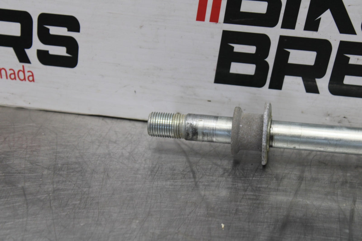 05-09 SUZUKI BOULEVARD C90 FRONT WHEEL RIM AXLE PIVOT BOLT BB918
