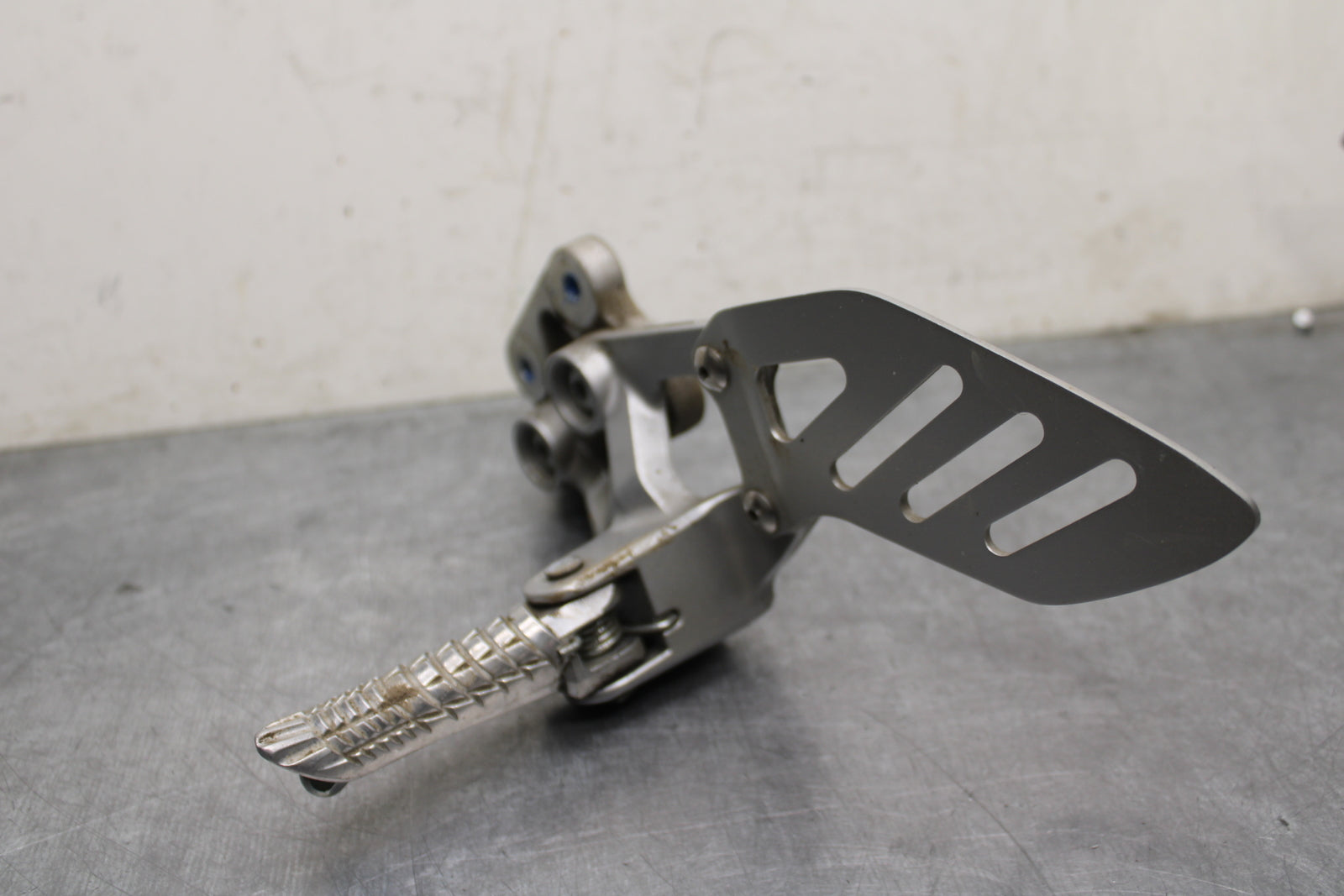 09 SUZUKI GSXR600 LEFT REARSET REAR SET DRIVER FOOT PEG REST STOP BB759