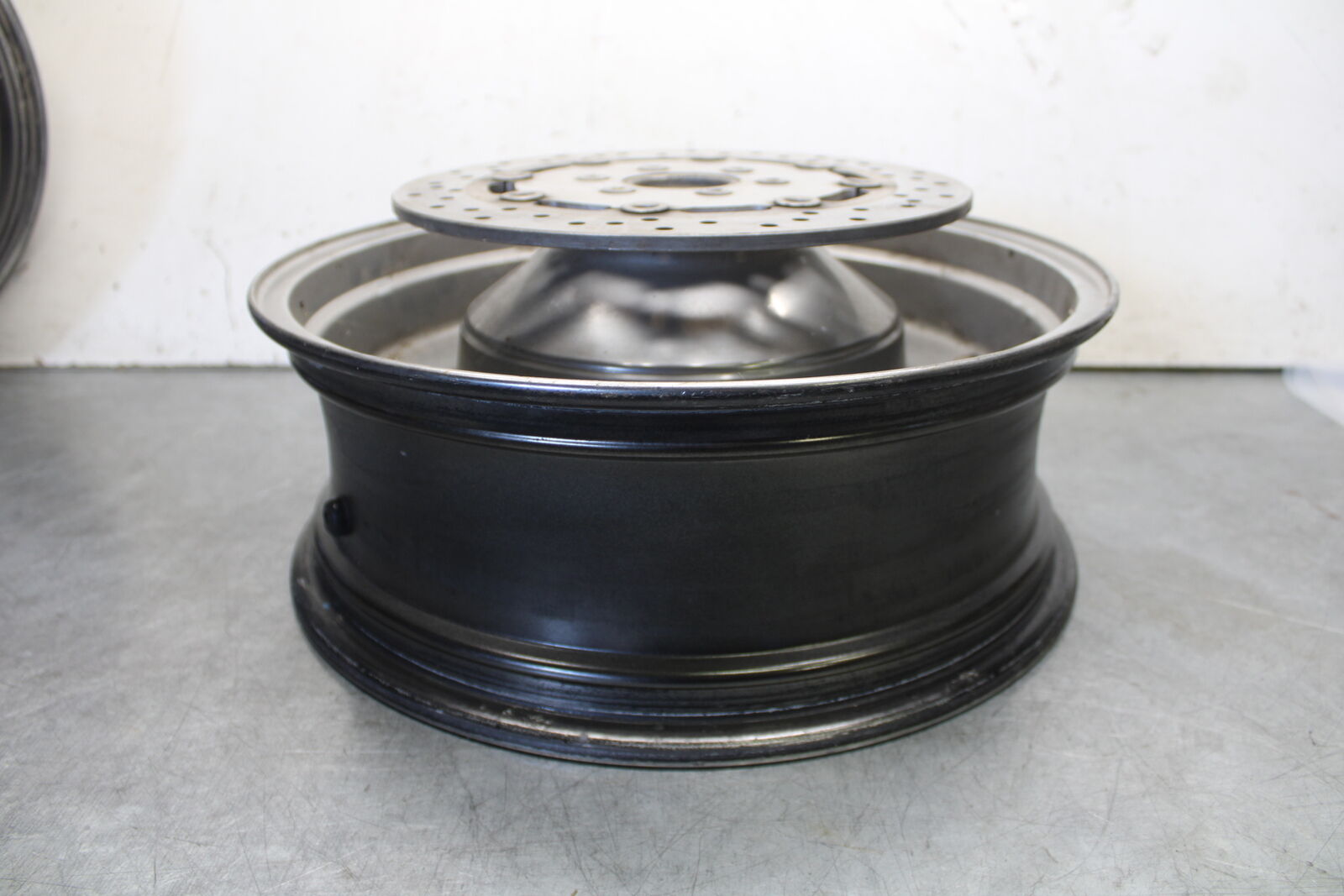 05-09 SUZUKI BOULEVARD C90 REAR WHEEL BACK RIM BB692