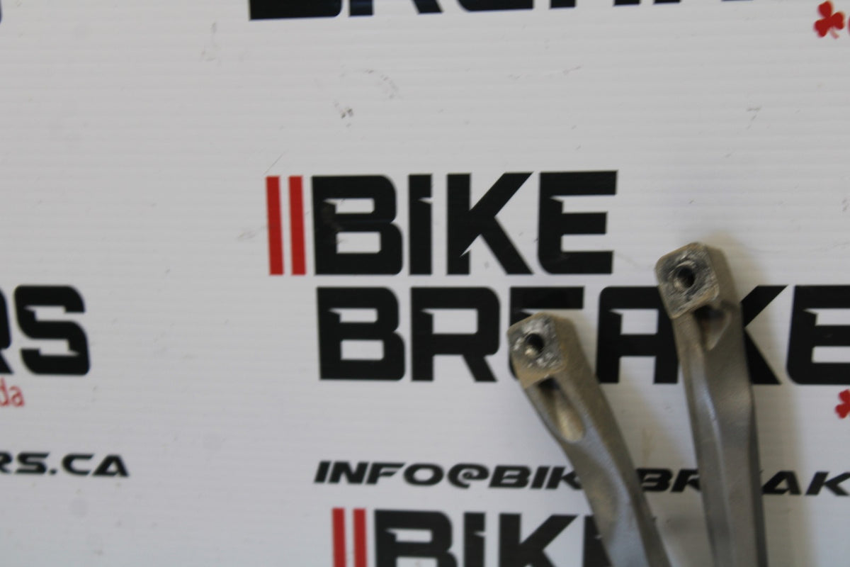 04-05 YAMAHA YZF R1 REAR BACK PASSENGER PEG SET PAIR BB173