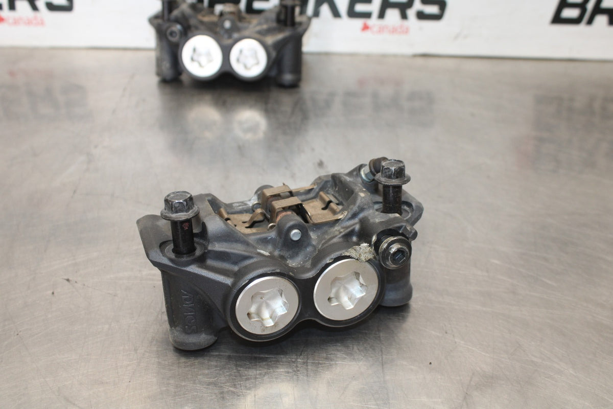 17 YAMAHA YZF R6 RIGHT LEFT FRONT BRAKE CALIPER SET PAIR CALIPERS BB922