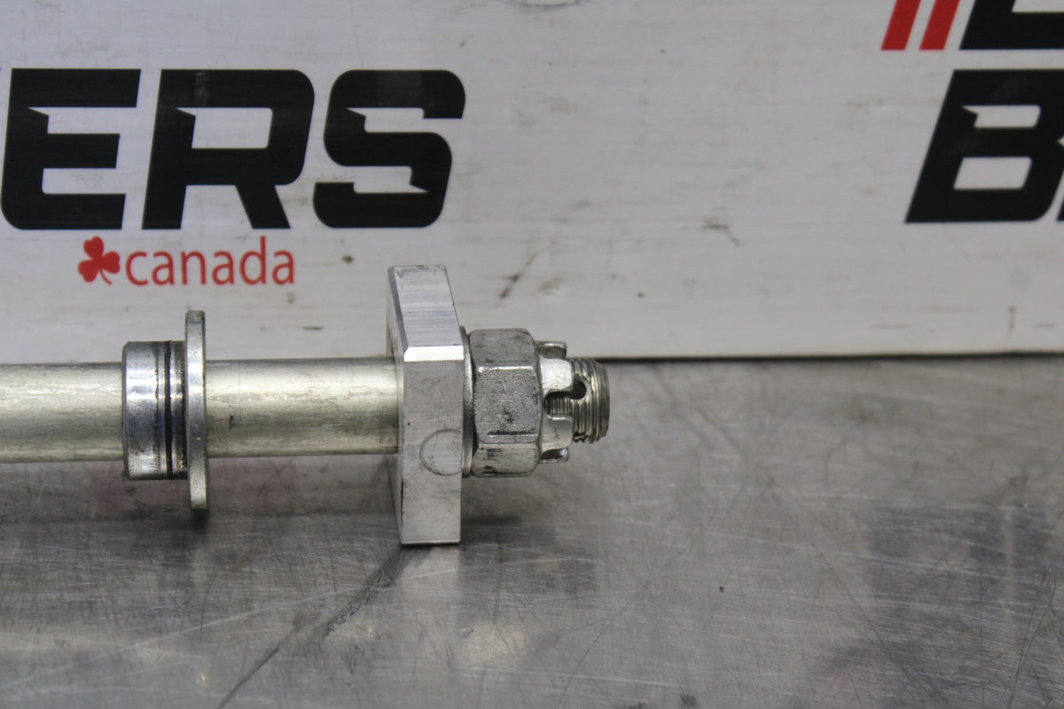 25 KAWASAKI Z900 REAR AXLE BACK WHEEL RIM PIVOT BOLT AXEL BB928