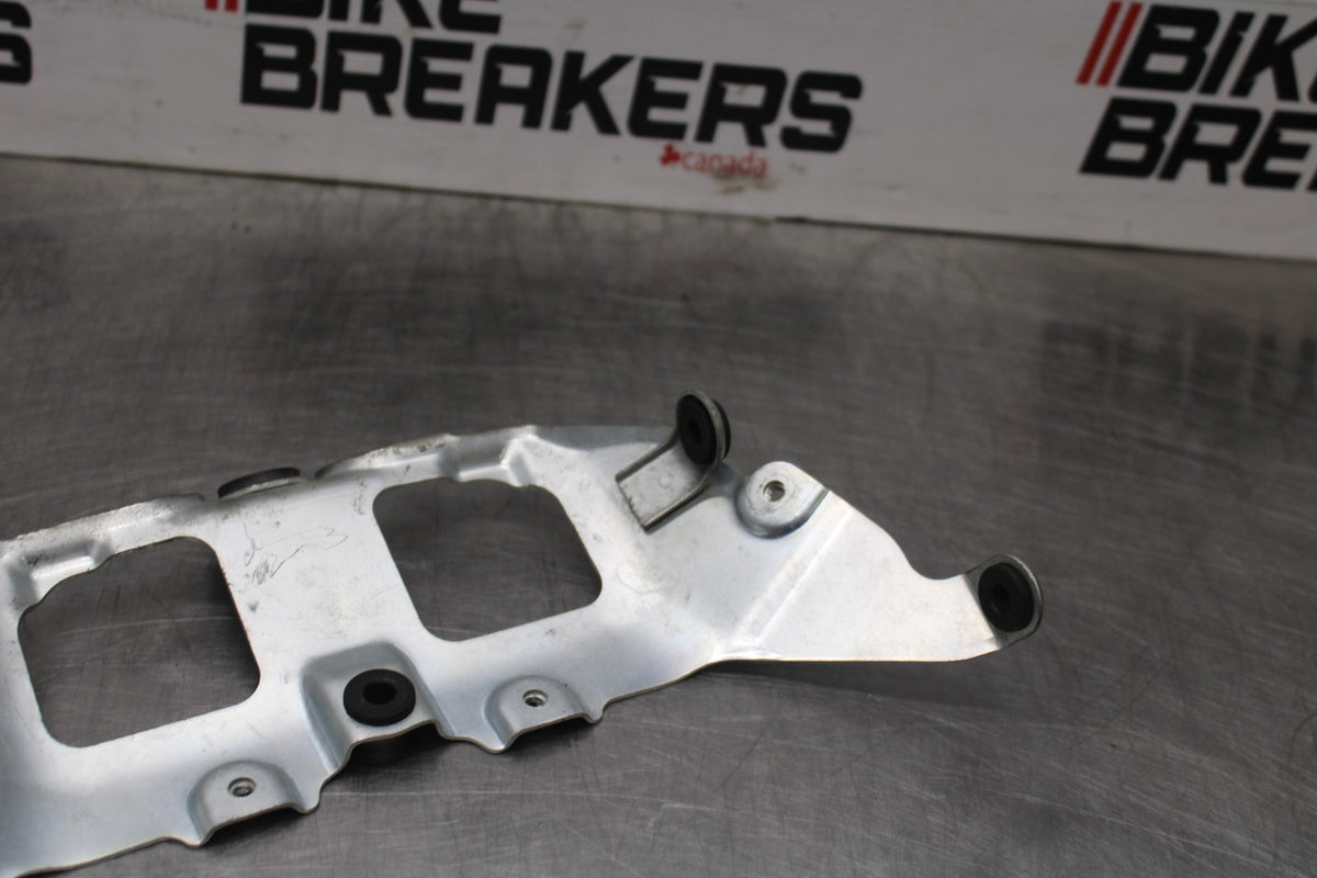 06-07 SUZUKI GSXR 600 FRONT GAS TANK BRACKET MOUNT BB880