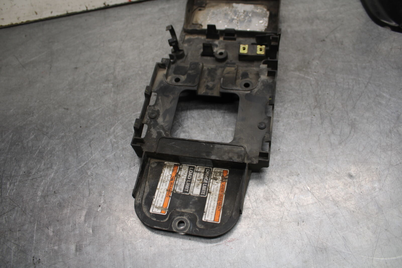 06 YAMAHA YZF R6 REAR BACK TAIL UNDERTAIL BATTERY TRAY PLASTIC BB716