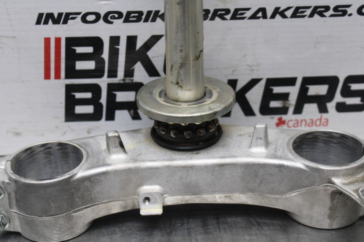 06-07 SUZUKI GSXR 600 FRONT FORKS CLAMP LOWER TRIPLE TREE STEM BB822