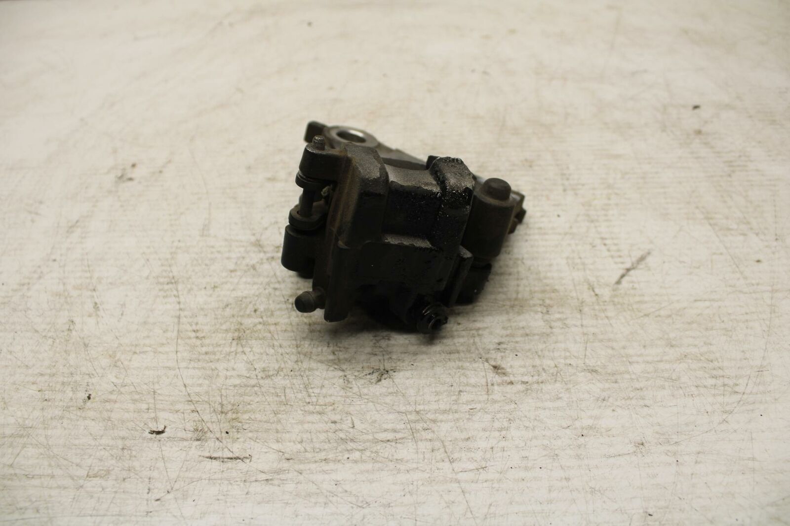 15 YAMAHA FZ09 REAR BACK BRAKE CALIPER W MOUNT BRACKET BB367