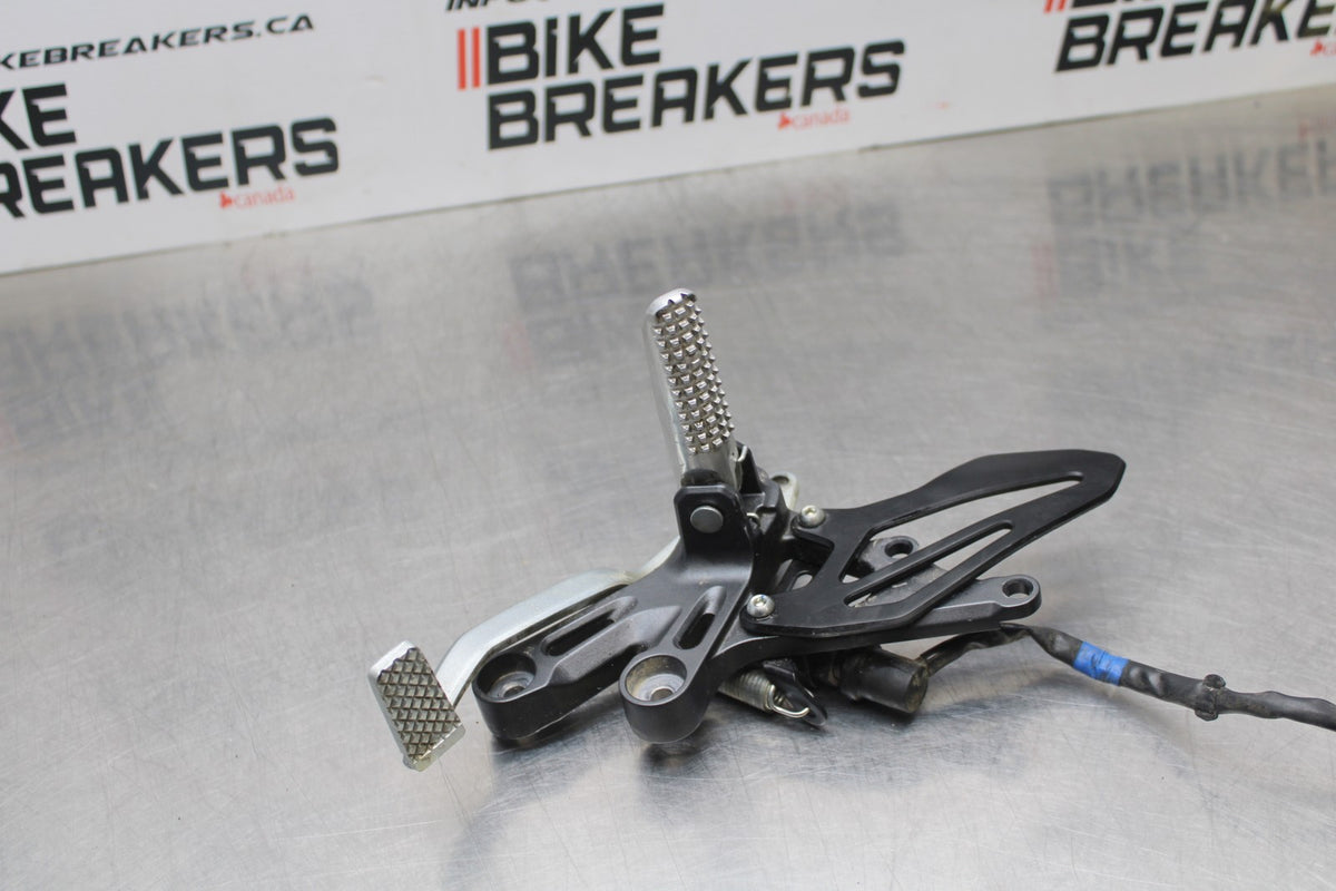 22-25 YAMAHA YZF R7 RIGHT REARSET REAR SET DRIVER FOOT PEG REST STOP BB769