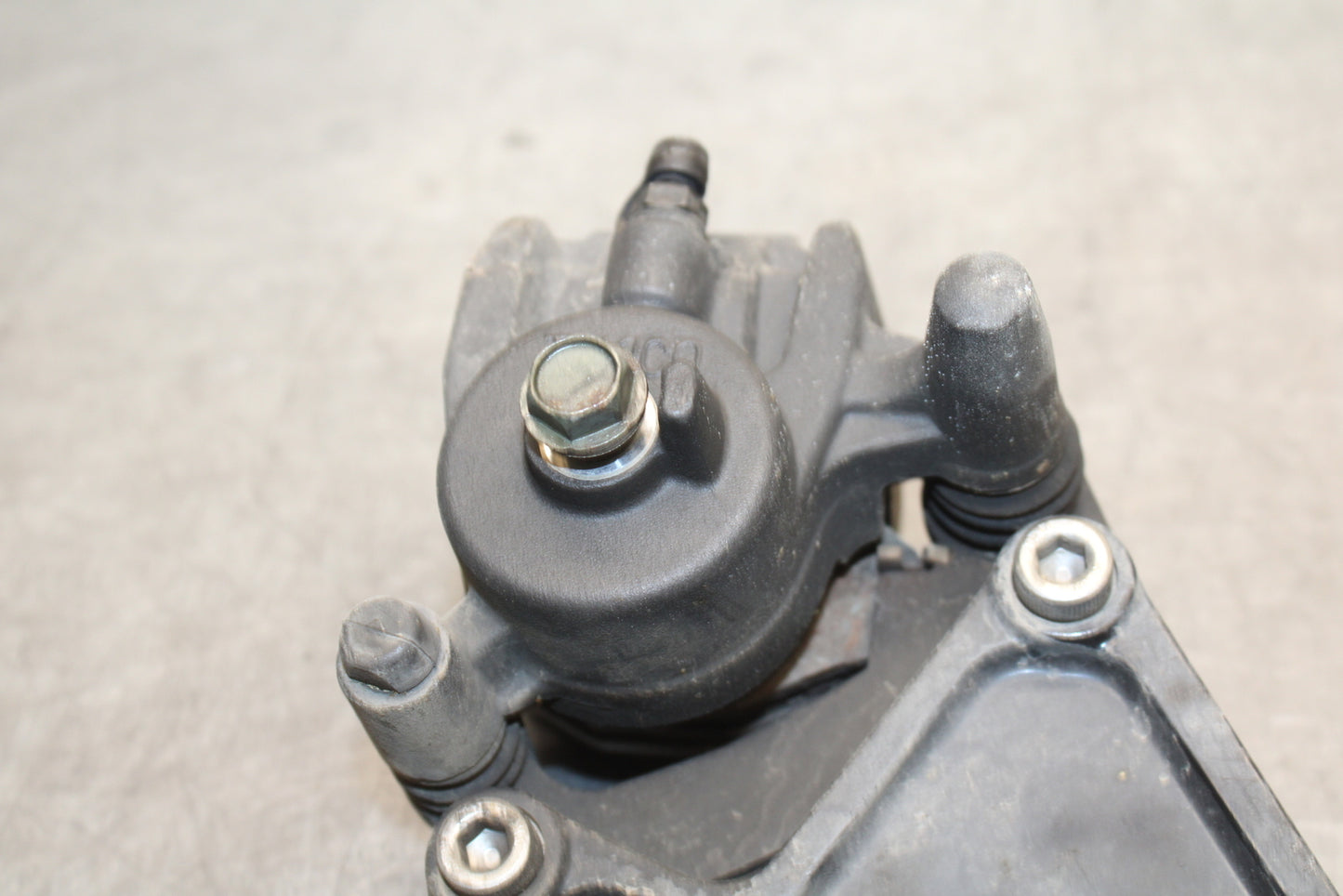 07-09 KAWASAKI VERSYS 650 REAR BACK BRAKE CALIPER W MOUNT BRACKET BB125