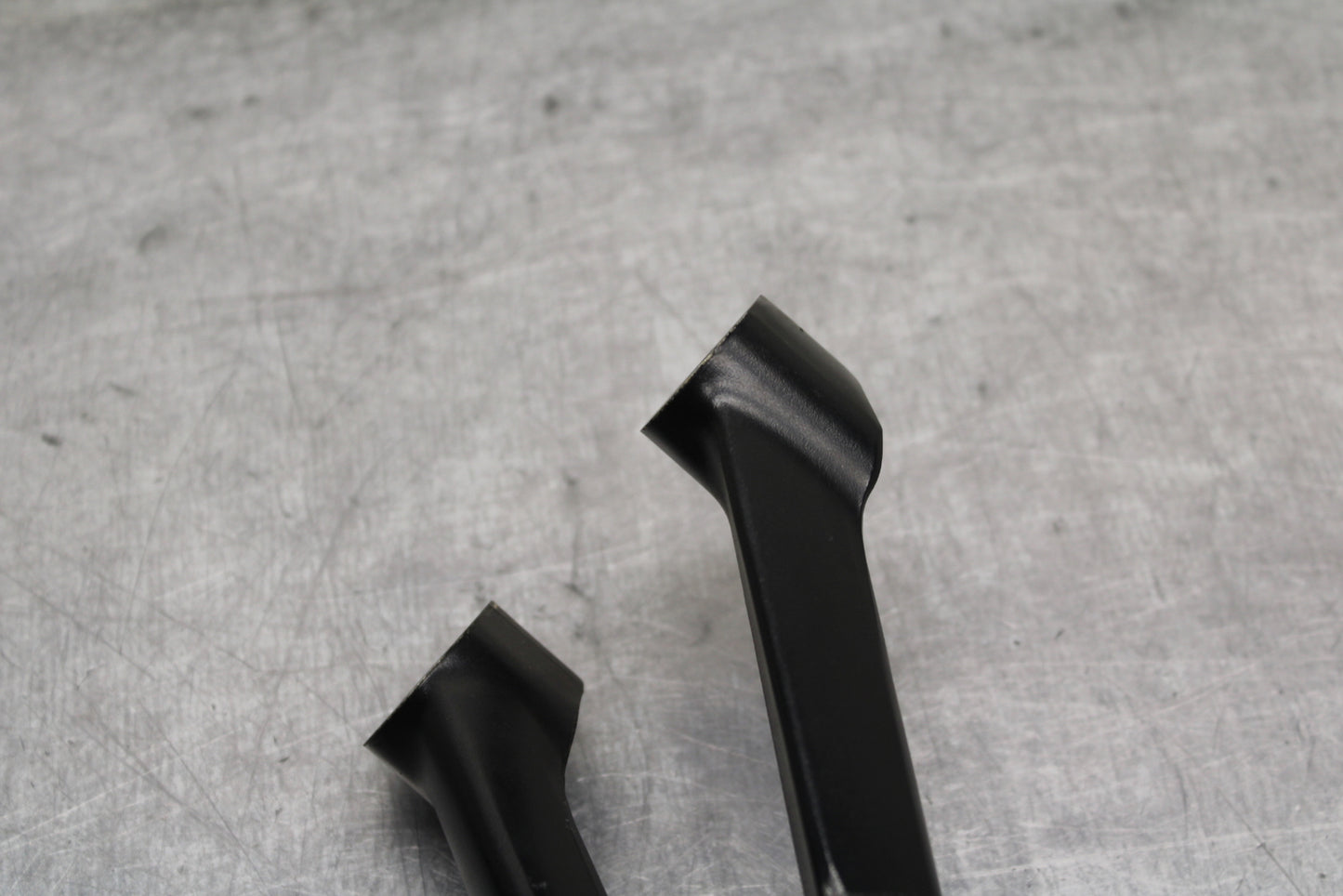 09 SUZUKI GSXR600 REAR BACK PASSENGER PEG SET PAIR BB759