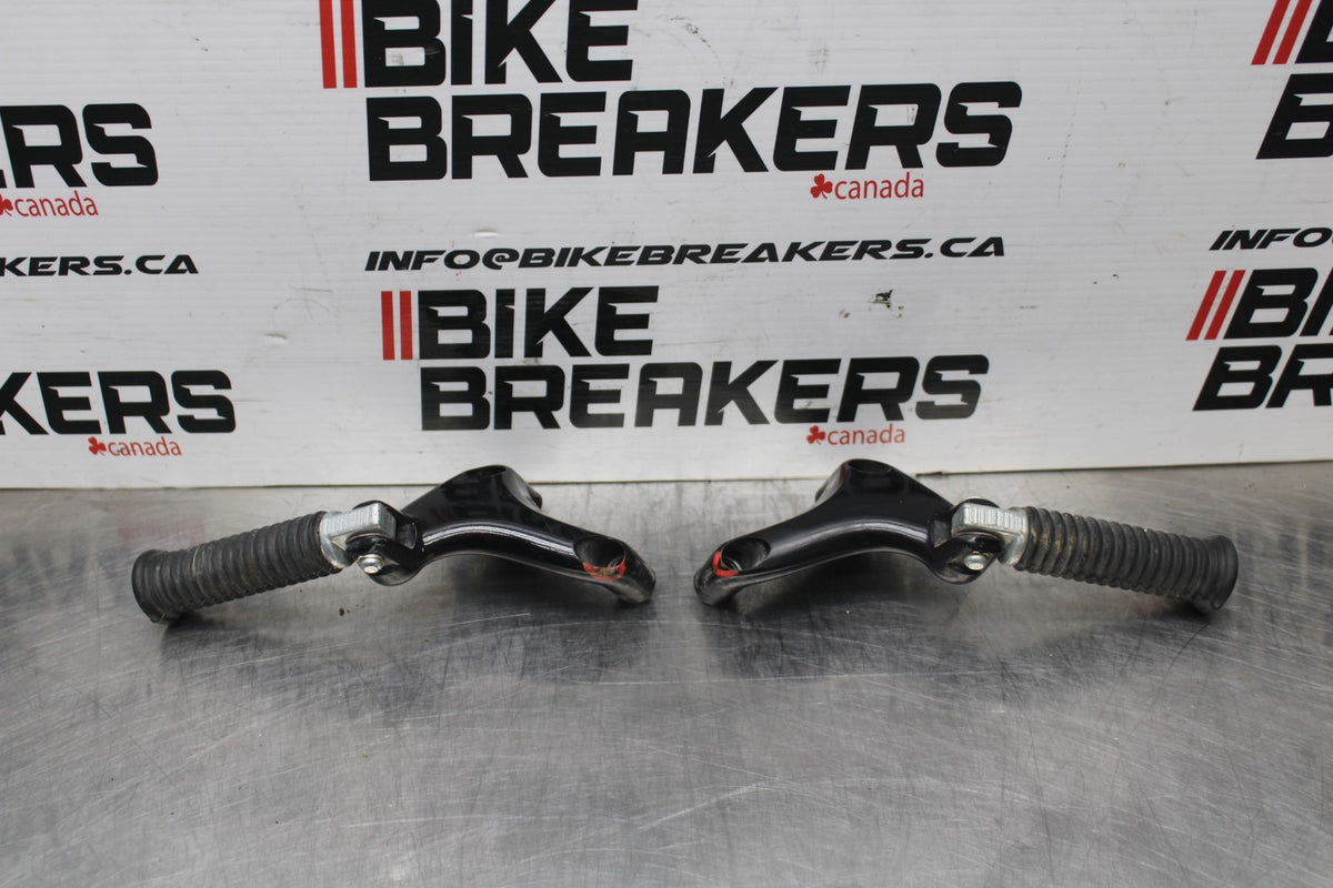 07 HARLEY-DAVIDSON SPORTSTER 1200 XL1200C REAR PASSENGER FOOT STEP PEG SET BB833