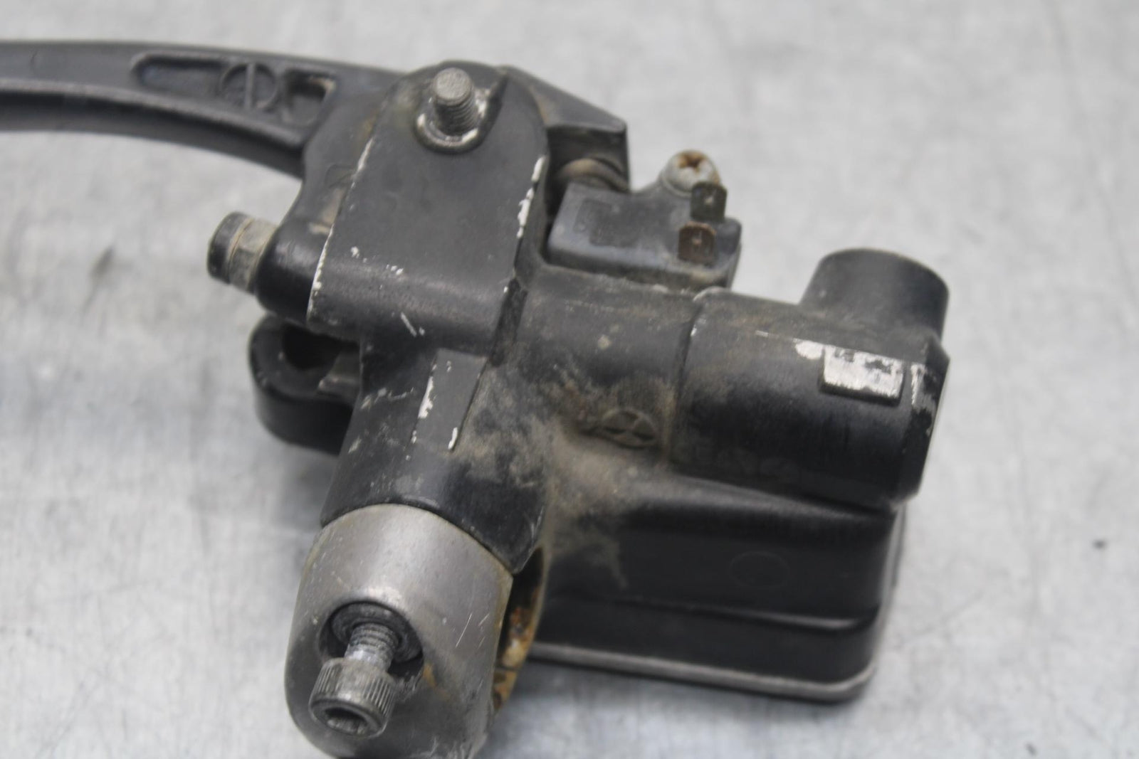 1988 Yamaha FZ600 FRONT BRAKE MASTER CYLINDER w/ LEVER BB601