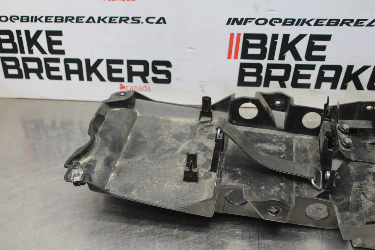 20 TRIUMPH STREET TRIPLE 765 REAR BACK TAIL UNDERTAIL BATTERY TRAY PLASTIC BB864