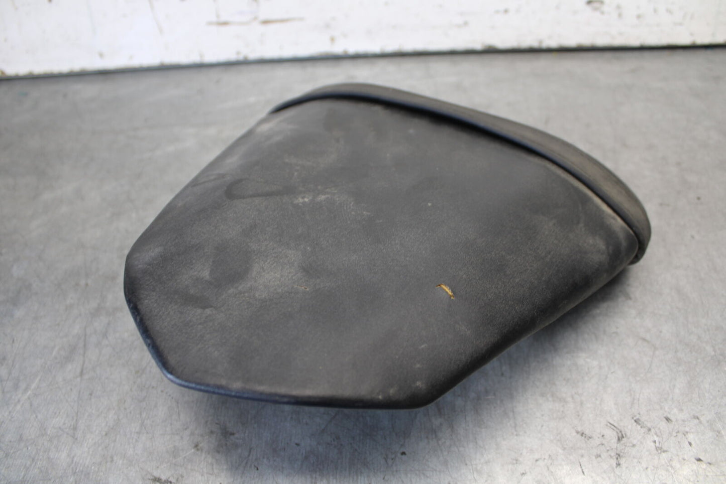 08-16 YAMAHA YZF R6 REAR BACK PASSENGER TANDEM SEAT PAD SADDLE PILLION BB665