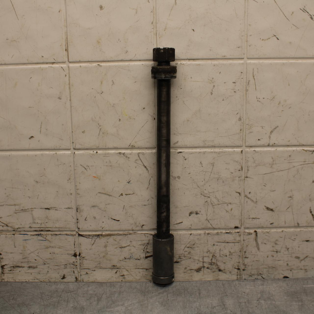 75 SUZUKI GT 550 REAR AXLE BACK WHEEL RIM PIVOT BOLT AXEL BB67