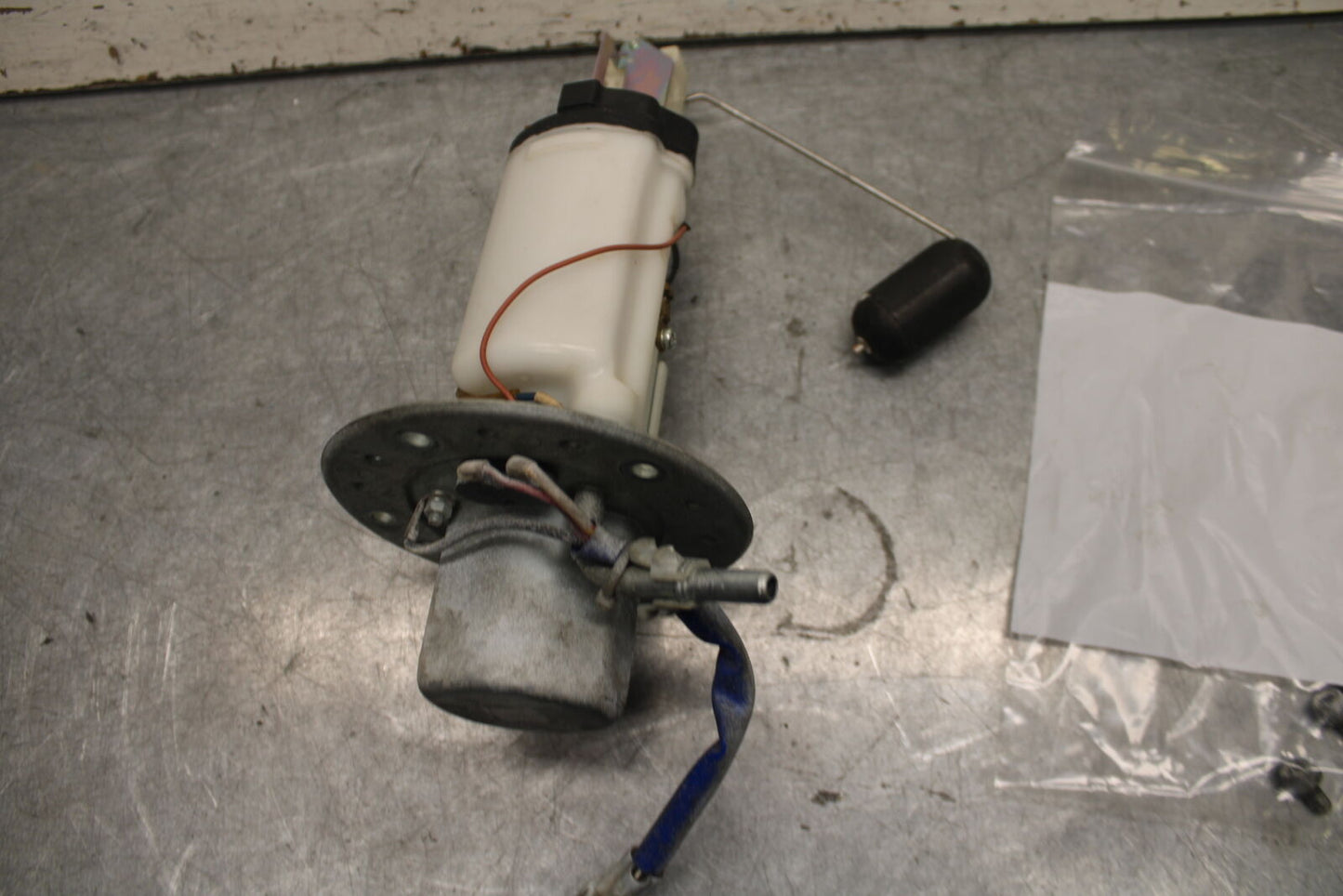 05-06 SUZUKI GSXR1000 FUEL PUMP GAS PETROL SENDER UNIT 15100-41G00 BB677