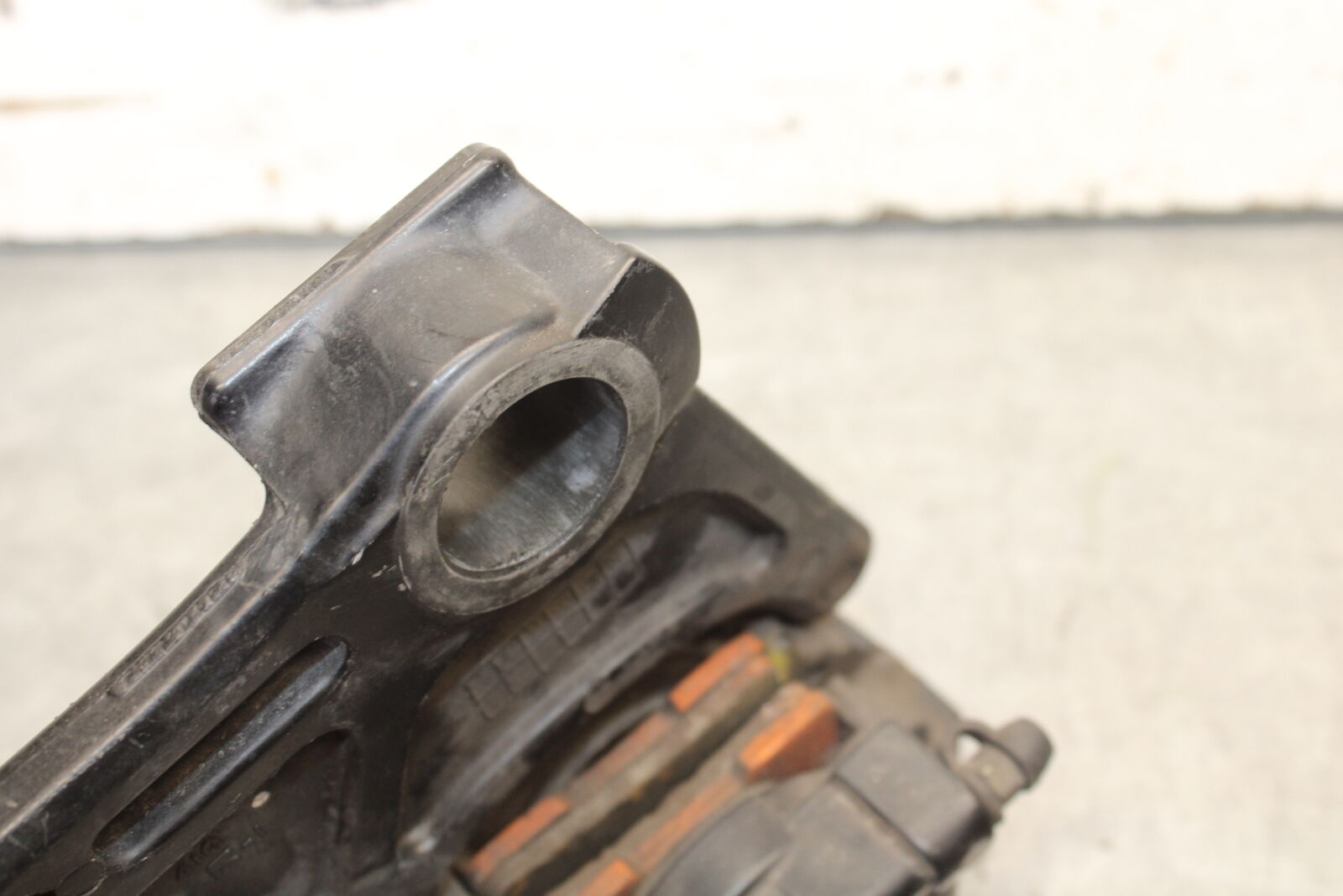 05-06 SUZUKI GSXR1000 REAR BRAKE CALIPER W MOUNT BRACKET 69100-29G20-999 BB663