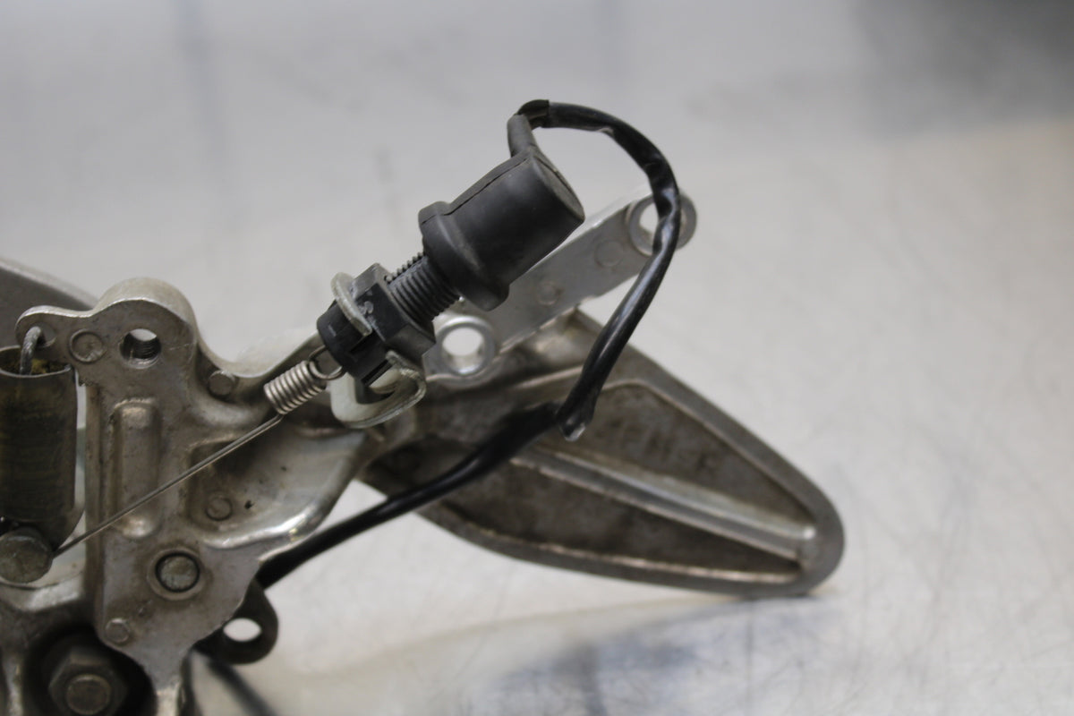 96 YAMAHA YZF750R RIGHT REARSET REAR SET DRIVER FOOT PEG REST STOP BB137