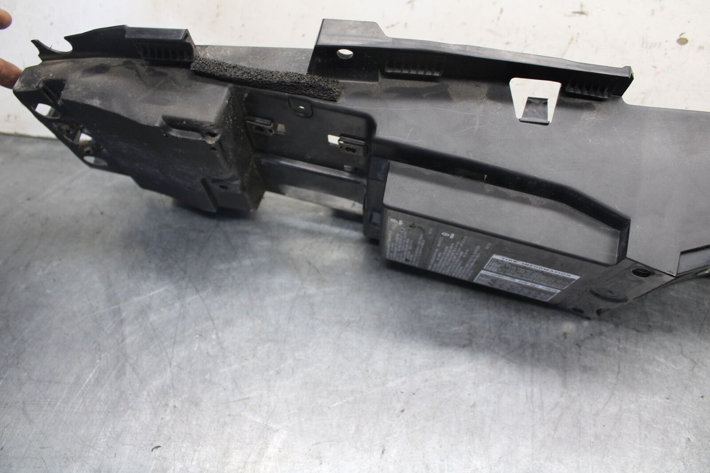 16-21 YAMAHA XSR900 REAR BACK TAIL UNDERTAIL BATTERY TRAY PLASTIC BB664