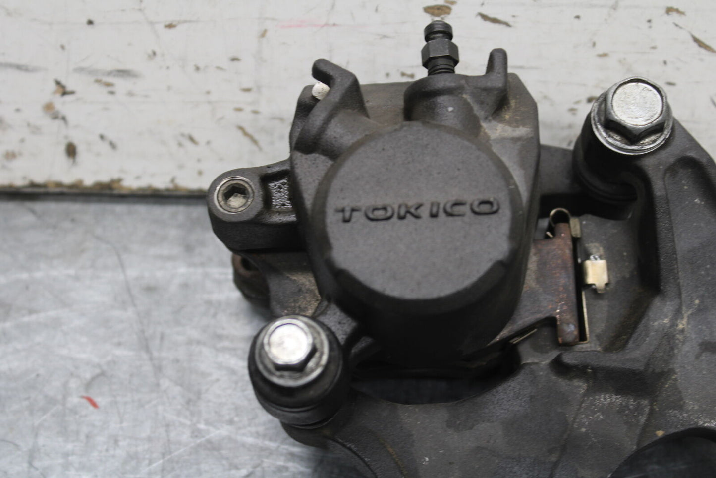 08-10 SUZUKI GSXR 600 REAR BACK BRAKE CALIPER W MOUNT BRACKET  BB721