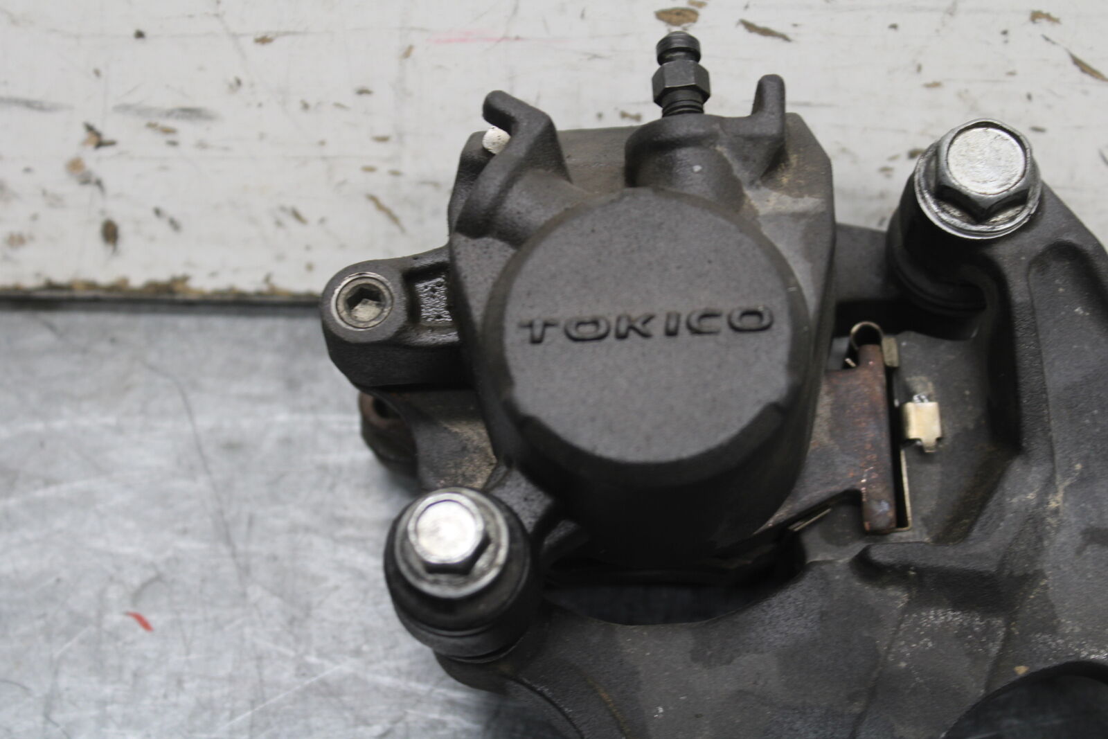 08-10 SUZUKI GSXR 600 REAR BACK BRAKE CALIPER W MOUNT BRACKET  BB721