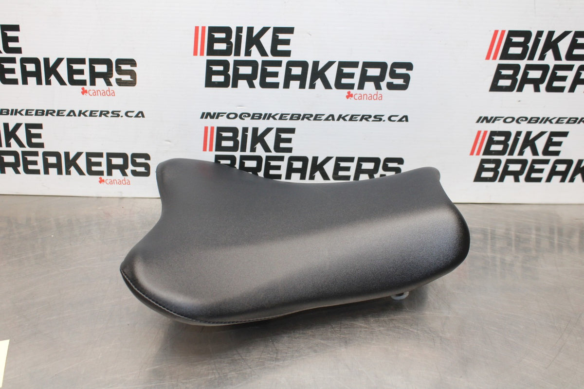 05-06 SUZUKI GSXR1000 FRONT DRIVERS SEAT PAD SADDLE PILLION BB857